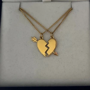 Maria Nilsdotter ”You and Me” inspirerat halsband - Aldrig använda, 18K guldpläterade och tillverkade i rostfritt stål. Kedjornas längd är  40+5 cm och nickelfria. Om du har fler frågor, tveka inte att höra av dig 🤗