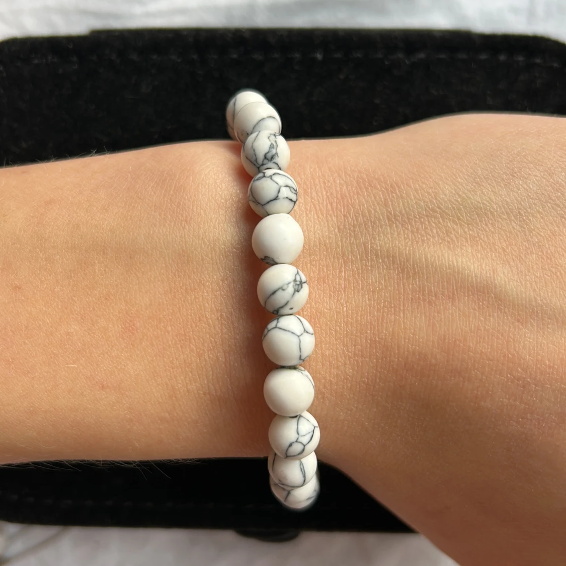 Vitt pärlarmband med marmormönster - 1