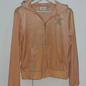 Juicy kofta - Säljer denna fina juice koftan som aldrig kommit till användning! Lite svårt att se färgen på bilderna men skulle säga att den är peach typ. Har använt den typ två gånger, aldrig tvättad så den är mjuk och fin precis som ny!💕bara att skriva om det skulle vara nåt och priset kan såklart diskuteras!!💋