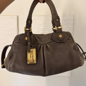 Marc Jacobs classic Q leather bag - Säljer denna super snygga och eftertraktade väska från Marc Jacobs i modellen Classic Q leather❣️❣️Lilla modellen, så snygg och rymlig och passar till allt!
