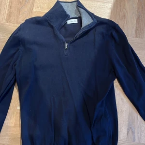 Half zip tröja  - En blå half zip tröja från mango. Tröjan är använd men är i väldigt bra skick och har inga defekter över huvud taget. Perfekt för vardagen eller varför inte till en fest med en skjorta under. 