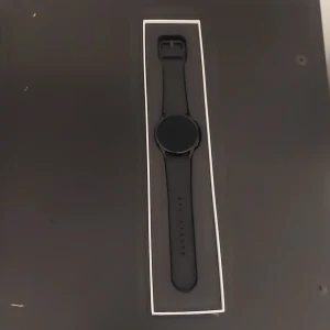 Samsung smart klocka modell Galaxy watch 4 - Det är en perfekt klocka för dig som vill springa eller ha en clean look. Det är en samsung Galaxy watch 4 