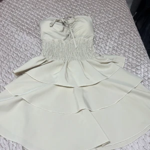 Kort klänning  - Kort klänning jätte elegant och kropps sydd 