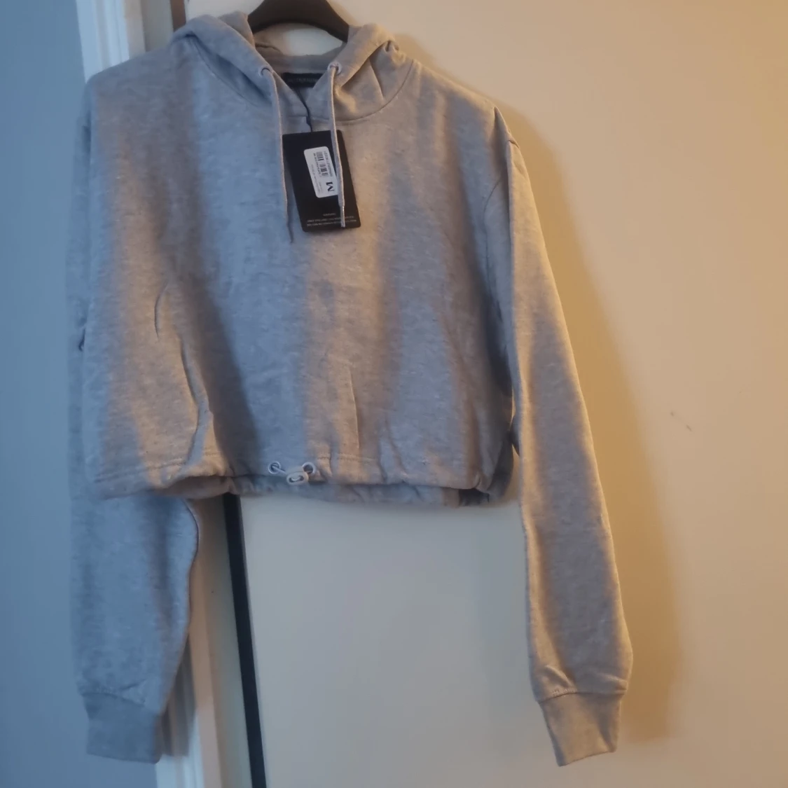 Grå croppad hoodie med snörning - 1