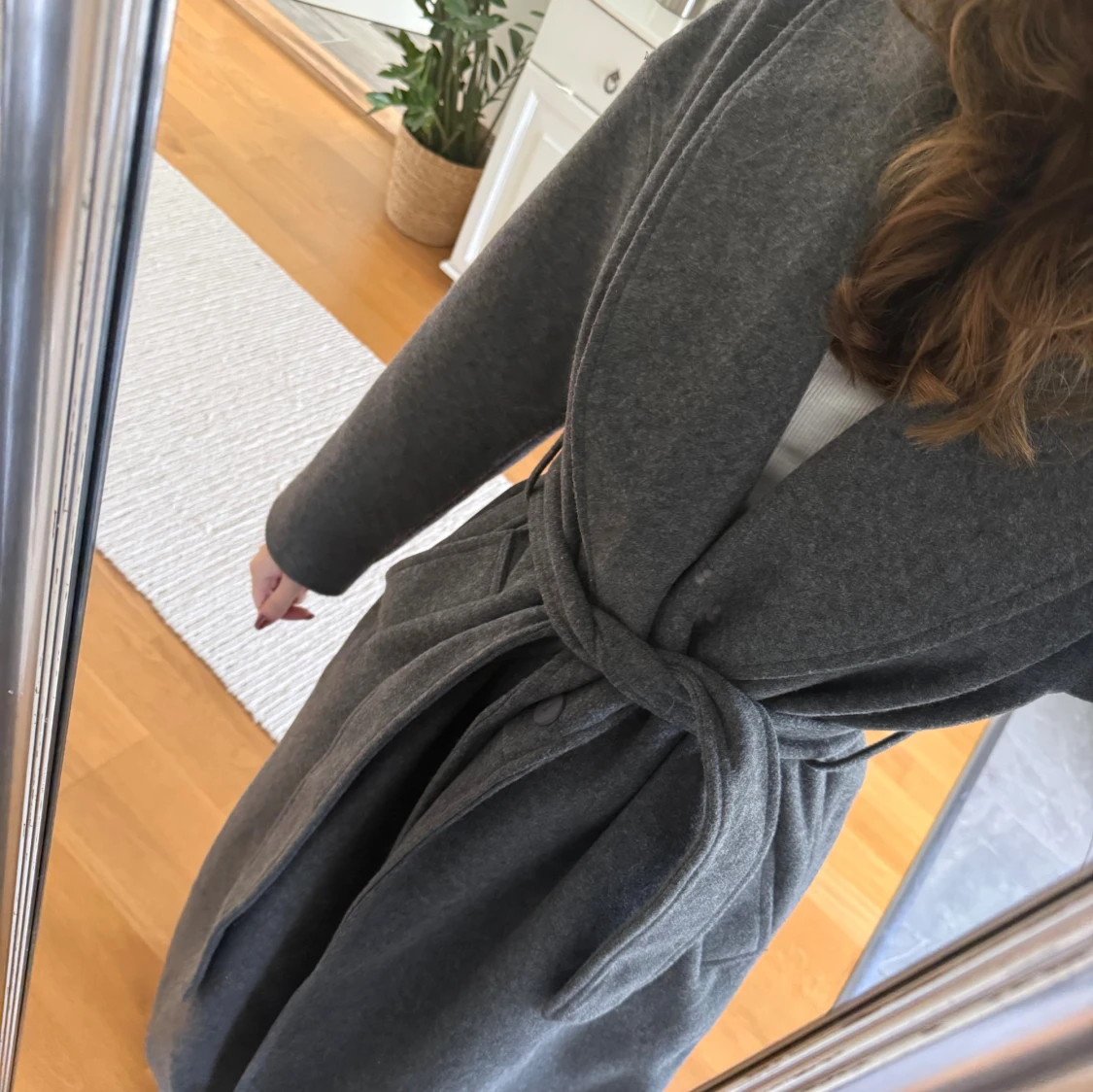 Mörkgrå lång kappa med bälte - 4