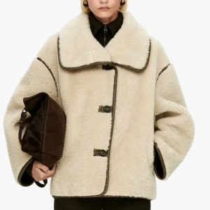 Jacka ARKET - Så snygg jacka från ARKET i storlek xs! Köpt förra vintern men använd endast fåtal gånger 💕nypris 2290kr