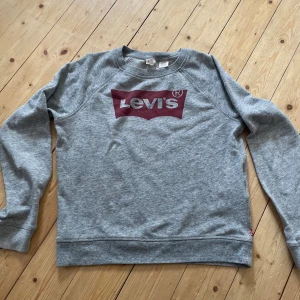 Levis sweatshirt  - Grå sweatshirt från Levi's i bra skick men använd 