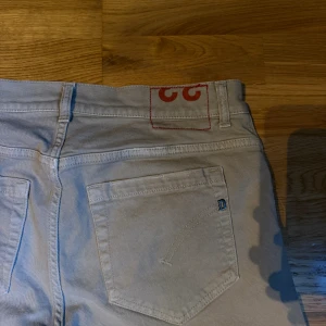 Dondup George jeans - Hej! Säljer ett par otroligt snygga Dondup jeans i modellen George. Unik Beige färg. Strl 33. Ny skick 
