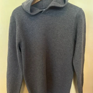 Merino ull hoodie  - Stickad merino ull hoodie. Riktigt gosig och varm. Riktigt bra skick 10/10. Mörkgrå/brun färg
