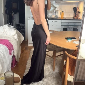 Satinklänning - Från Zara. Lite små defekter längst ner, annars superfin 🥰