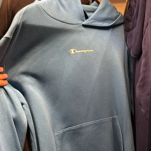 Blå hoodie från Champion - Champion hoodie, barn XL (13–14 år), motsvarar XS i vuxenstorlek. Mycket bra skick 