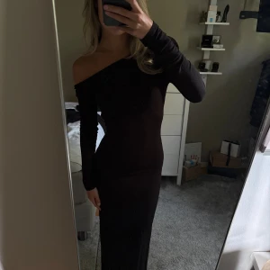 SVART LÅNGKLÄNNING MED DJUP RYGG - Jätte elegant men får inte användning för den. Jag är 161cm lång.