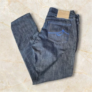 Jacob Cohen blå jeans, stl 32 - Hej, säljer ett par mörkblåa Jacob Cohen jeans i stl 32. Jeansen är i mycket bra skick. Hör av er vid frågor! 😁