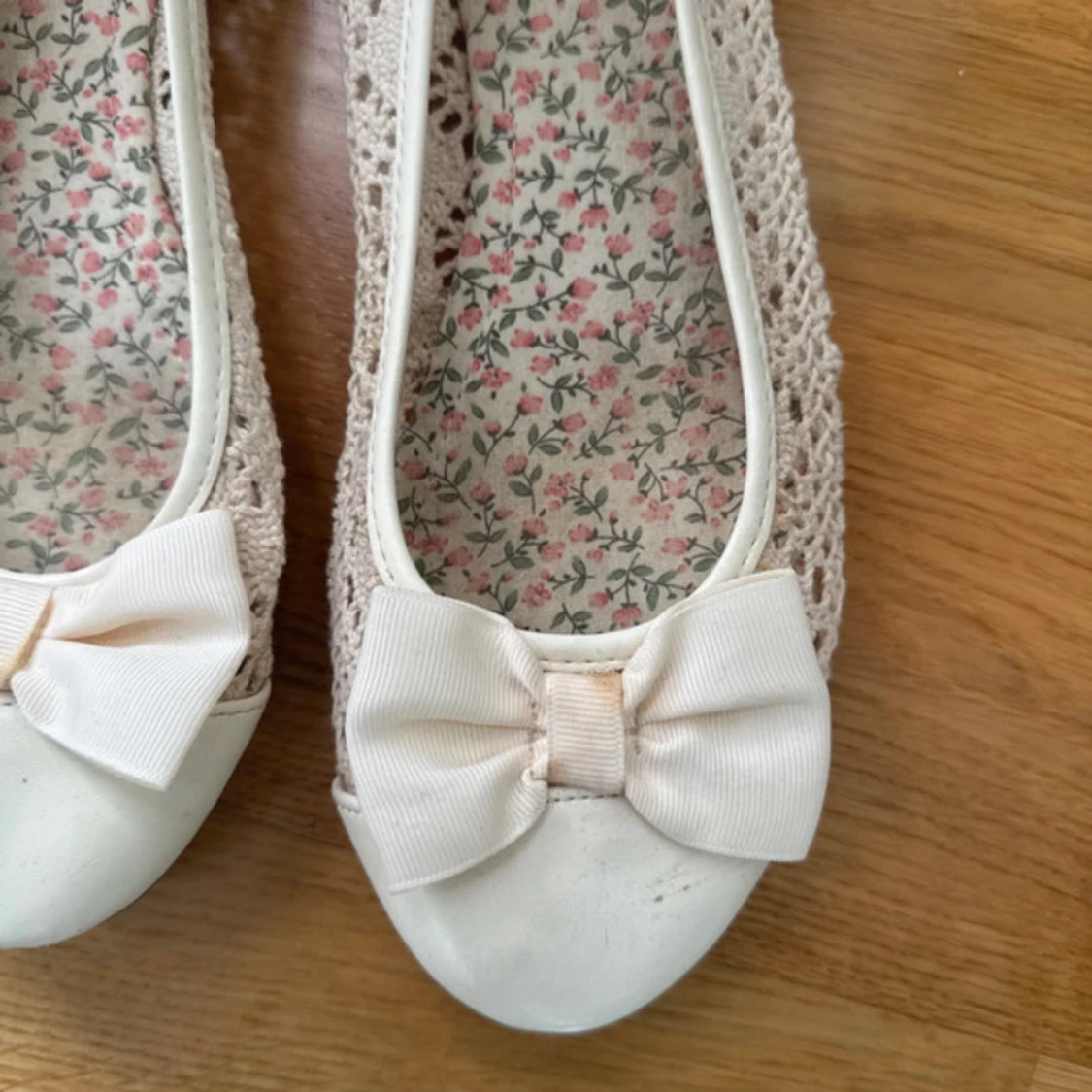 Vita ballerinaskor med rosett - 1