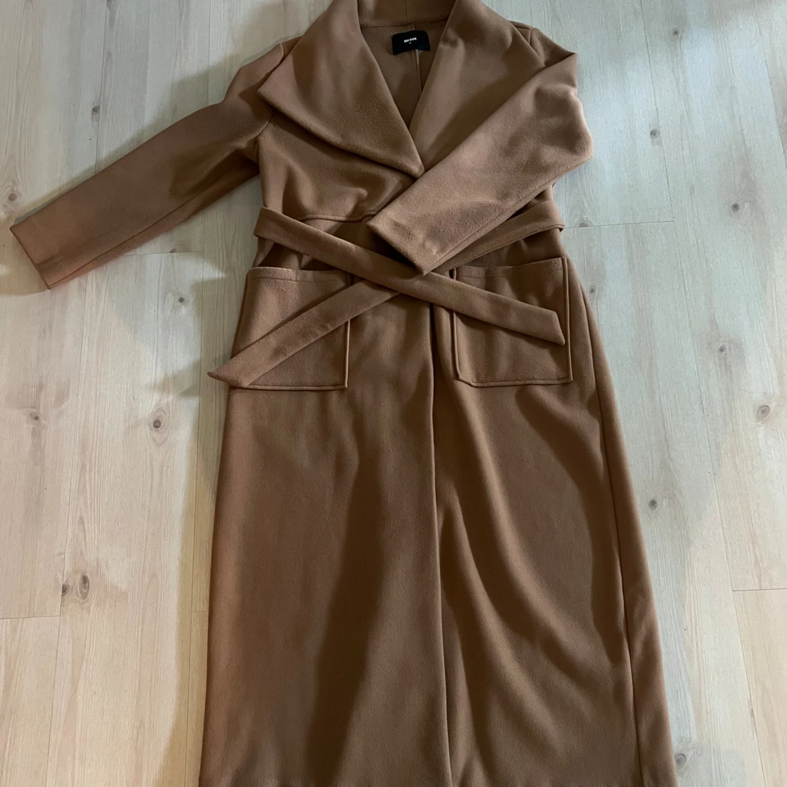 Kamelbrun kappa från Bik Bok, M