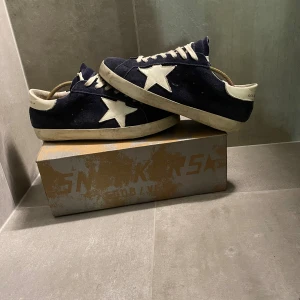 Mörkblå Golden Goose Superstar sneakers - Säljer dessa golden goose storlek 43 box ingår skick 7/10 det är smuts på dem men går enkelt att tvätta bort och lite defekter på sulan men inget man märker mycket av. Färg är marinblå  pris 1800 kan diskuteras !