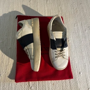 Valentino opens - Ska nu tyvärr sälja mina Valentinos då dem blivit försmå. Det är ett par Marin blåa Valentino Opens🔥🔥Skorna är i rätt bra skick förutom att en av sulorna är lite tråkiga (se på bild 4), dem skulle såklart behöva en tvätt som ni ser men annars är det inget fel på dem💯💯hör gärna av er vid minsta fundering eller i behov av fler bilder🔥Mvh 2000s Wardrobe🤗