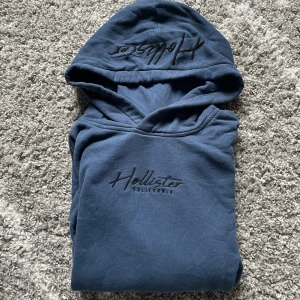 Hollister Must - have hoodie - En blå hoodie från hollister storlek M bara att fråga mig vid minsta intresse. Väldigt bra skick