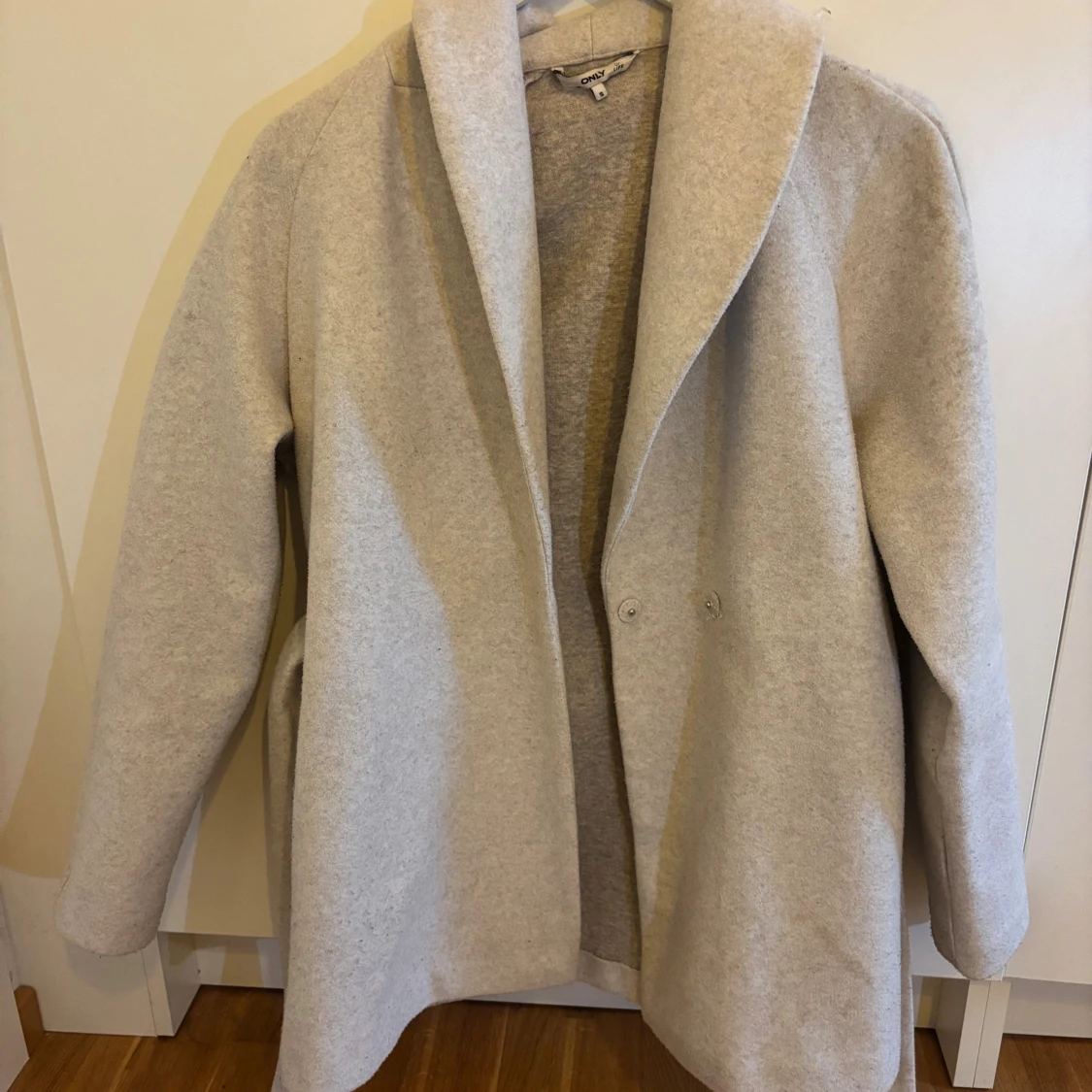 Beige kappa med bälte från ONLY - 3