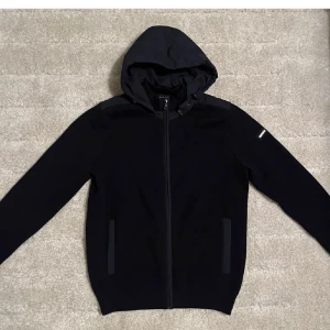 Cardigan  - Tja säljer nu denna unika marinblåa cardigan ifrån Bugatti i storlek M (passar s) för endast 899kr! Priset är ej hugget i sten! Skriv i dm vid funderingar!🙌