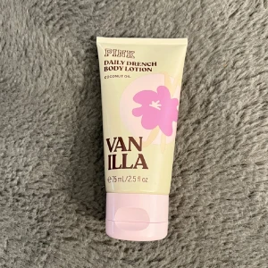 Body lotion - Body lotion från Victoria’s Secret PINK, endast öppnad och inga defekter 🌸 Fin och söt vaniljdoft!