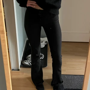 Kostymbyxor  - Säljer dessa skitsnygga svarta bootcut kostymbyxor från Gina Trixot, storlek XS med knappar fram och på bakfickorna. Jag är 160 lång!💕