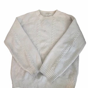 Vit stickad tröja från H&M! - Oversized stickad tröja från H&M med flätstickade detaljer framtill och på ärmarna. Perfekt nu till hösten💕Står som strl 158/164 men passar en dam S/M