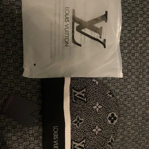 L och V mössa  - Fin mössa helt ny kom för mer info