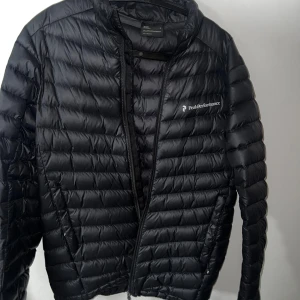 Svart dunjacka Peak Performance - Säljer en svart dunjacka från Peak Performance, mest hängt i garderoben, använt fåtal gånger