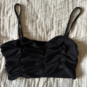 Topp - Svart topp i stål S. Inga fläckar och är i bra skicka