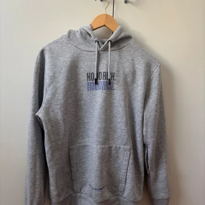 Grå hoodie från Hoodrich XS - Säljer en grå hoodie från Hoodrich i storlek XS. Tröjan har tryckt logga fram, bak och på ärmen, samt en stor känguruficka och snörning i huvan. Mjuk insida och klassisk passform, perfekt för chill dagar. Köp både hoddie och byxor och får ett bättre pris 😊