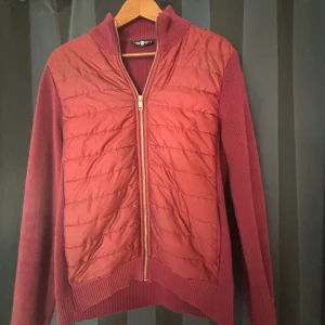 cardigan i vinrött! - Säljer vinröd cardigan från Jimmy Sanders – stl S Snygg och klassisk cardigan i vinrött från Jimmy Sanders. Storlek S, normal i passformen. Använd ett fåtal gånger och i mycket fint skick. Perfekt för hösten och vintern – varm, stilren och lätt att matcha.