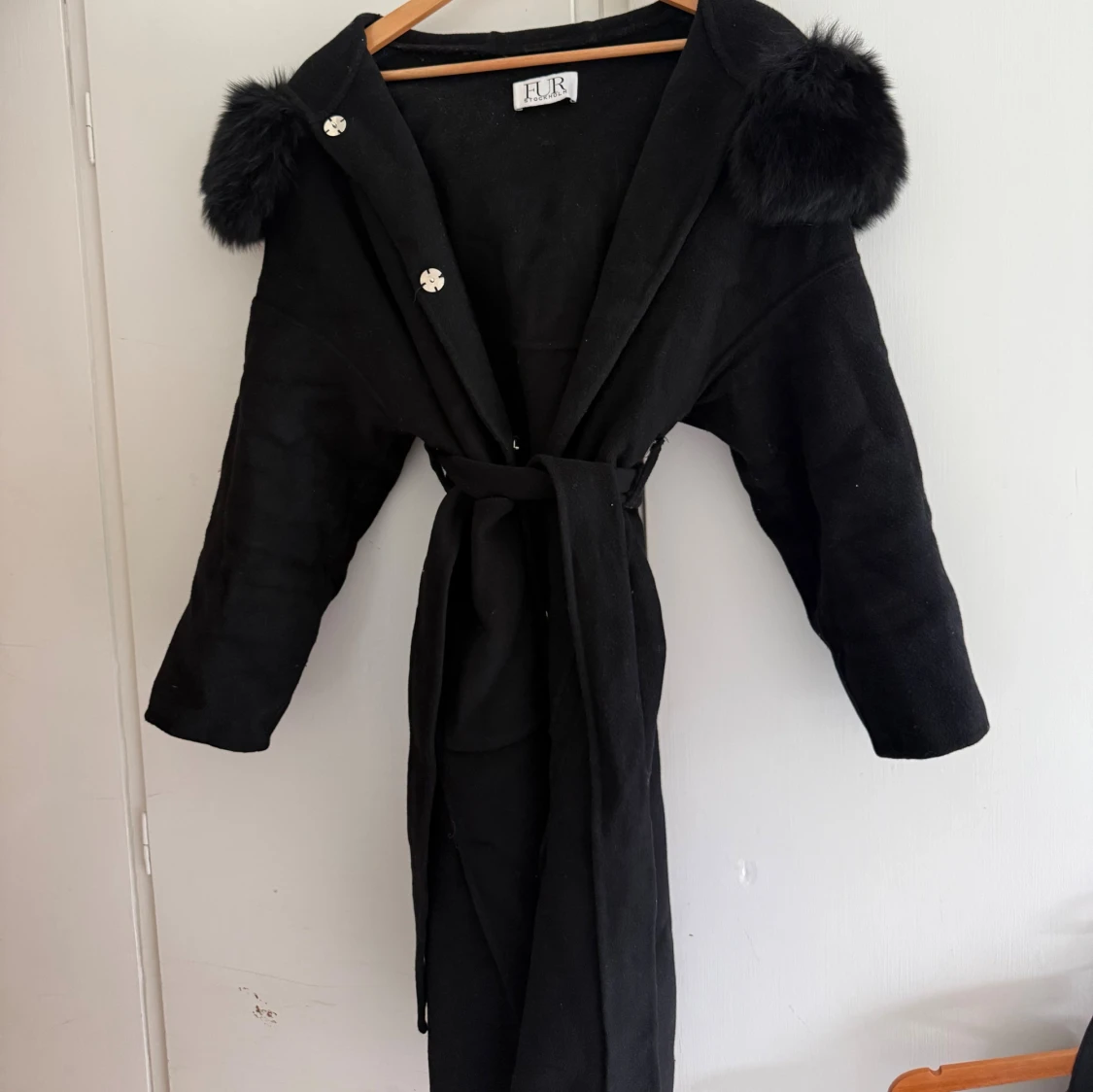Svart kappa med päls från FUR Stockholm - 2