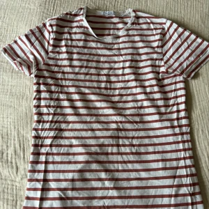 T-shirts  - T-shirts med röda ränder i Stl M. Inga fläckar och är i fint skick. 