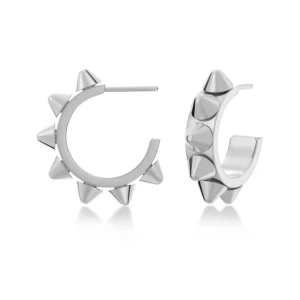 Silvriga örhängen med nitar - Coola silvriga örhängen i halvcirkel med utstickande nitar runt hela ringen. Säljer då de ej kommer till användning längre.❤️