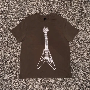 Number (N)ine - Guitar t-shirt - Storlek 1 (typ S-M), aldrig använd då den inte passade stilen. 