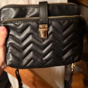 Svart fin väska - Jätte smidig lätt enkel väska perfekt för dig som inte vill ha tunga väskor