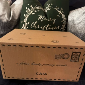 CAIA Adventskalender 2025 - Slutsålda CAIA Advent Calendar 2025. Redo att hämtas i Solna eller skickas mot fraktkostnad! Årets perfekta adventskalender med en mix av 29 fullsize produkter till ett värde av 8505kr. Helt ny/oöppnad!