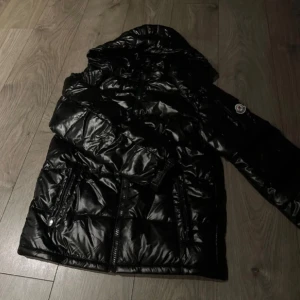 Svart jacka herr - Svart jacka i storlek S ska endast se ut som en moncler men det är inte en. Helt ny
