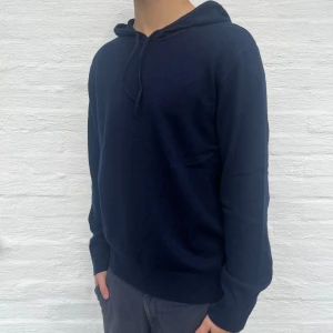 Kashmir & Merino Hoodie - Stilren hoodie med blandning av kashmir och merinoull.  Riktigt skön passform. Använd 2-3 gånger, inga defekter! Hör av dig vid minsta intresse eller fundering!! 🤗 Storlek: M Modellen på bilden är 181cm