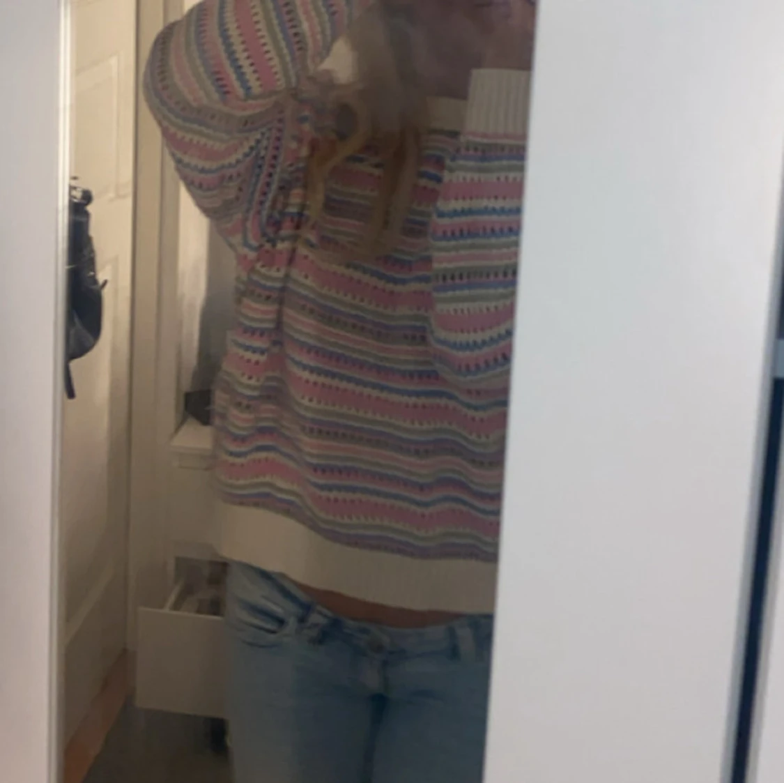 Randig stickad tröja i pastellfärger - 1