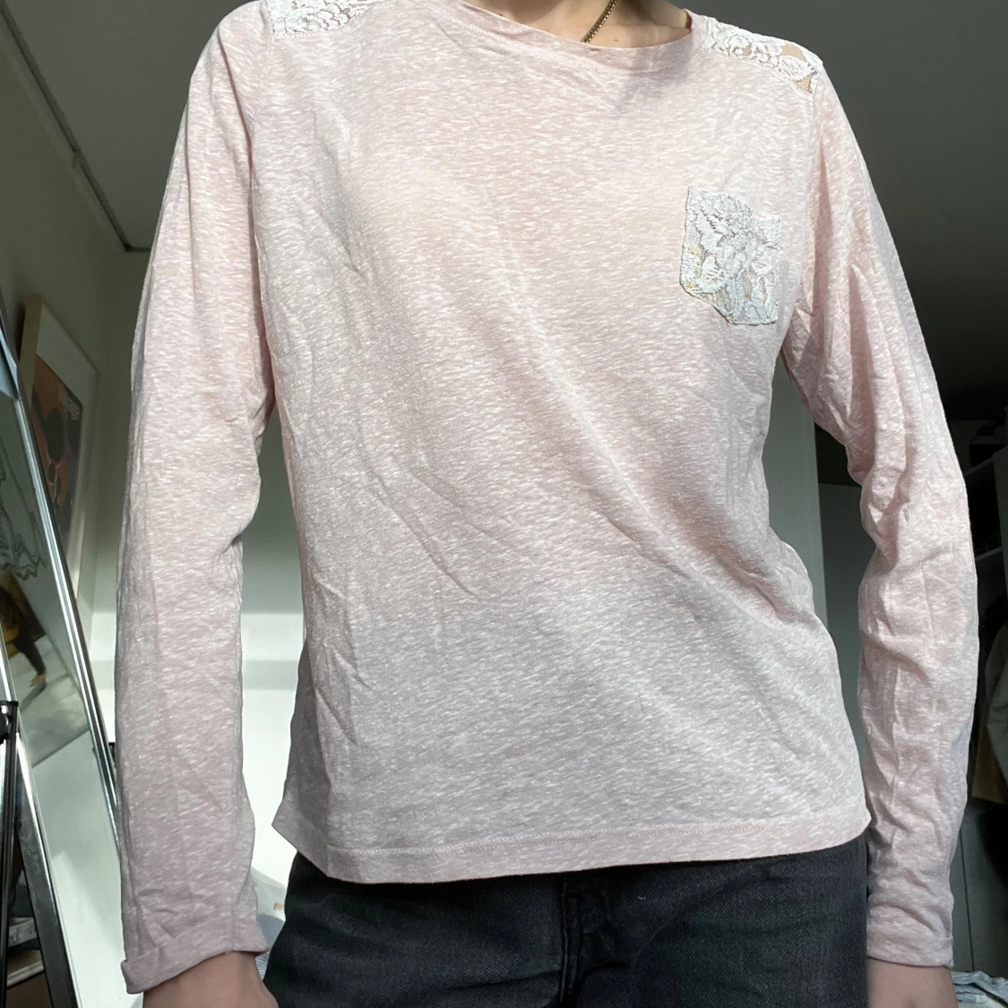 Ljusrosa långärmad topp med spetsdetaljer