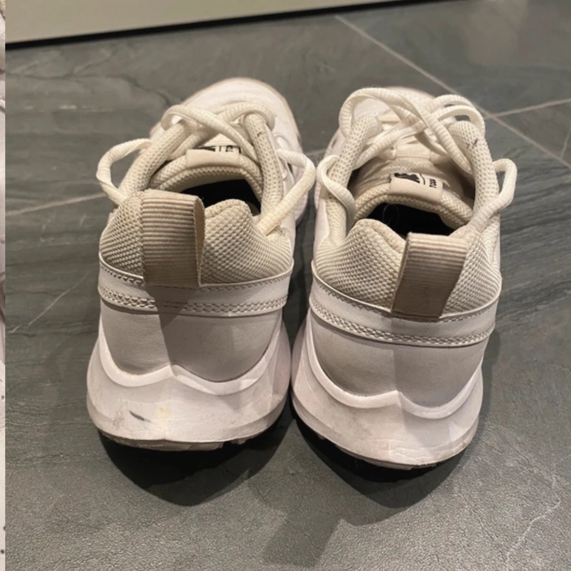 Vita Nike sneakers med svart swoosh - 3