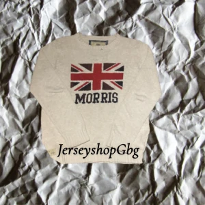 Stickad Morris tröja - As skön stickad Morris sweater i storlek L passar runt 185 cm i längd och sitter jätte skönt mot kroppen inte nå kli eller nåt priset är inte hugget i sten så hör av er vid funderingar😄😄