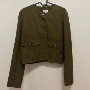 Kort kavaj  - Från H&M - sitter som kavaj / jacka. Använd en gång 