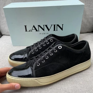Lanvin skor  - Hej! Säljer nu dessa sjukt snygga lanvin skor. Skorna är i toppskick! Har begränsat antal boxar och dustbag. Hör av dig vid frågor. 