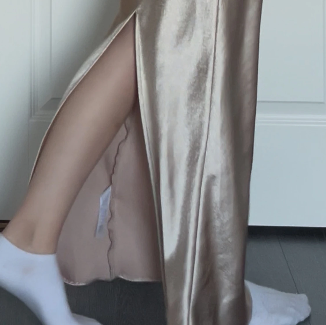 Champagnefärgad långklänning i satin - 1