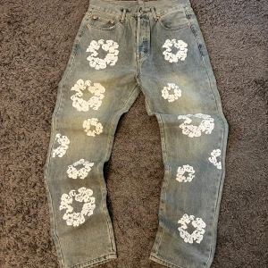 DENIM TEARS JEANS  - hej säljer ett par Jeans ifrån denimtears, jeansen är i väldigt bra kvalité med många små detaljer samt stora screen print märken runt om byxorna.
