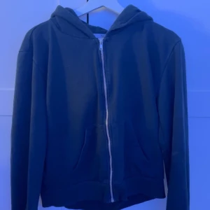 Svart hoodie med dragkedja och huva - Svart hoodie 