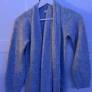 Grå stickad kofta från KappAhl - Mysig grå stickad kofta